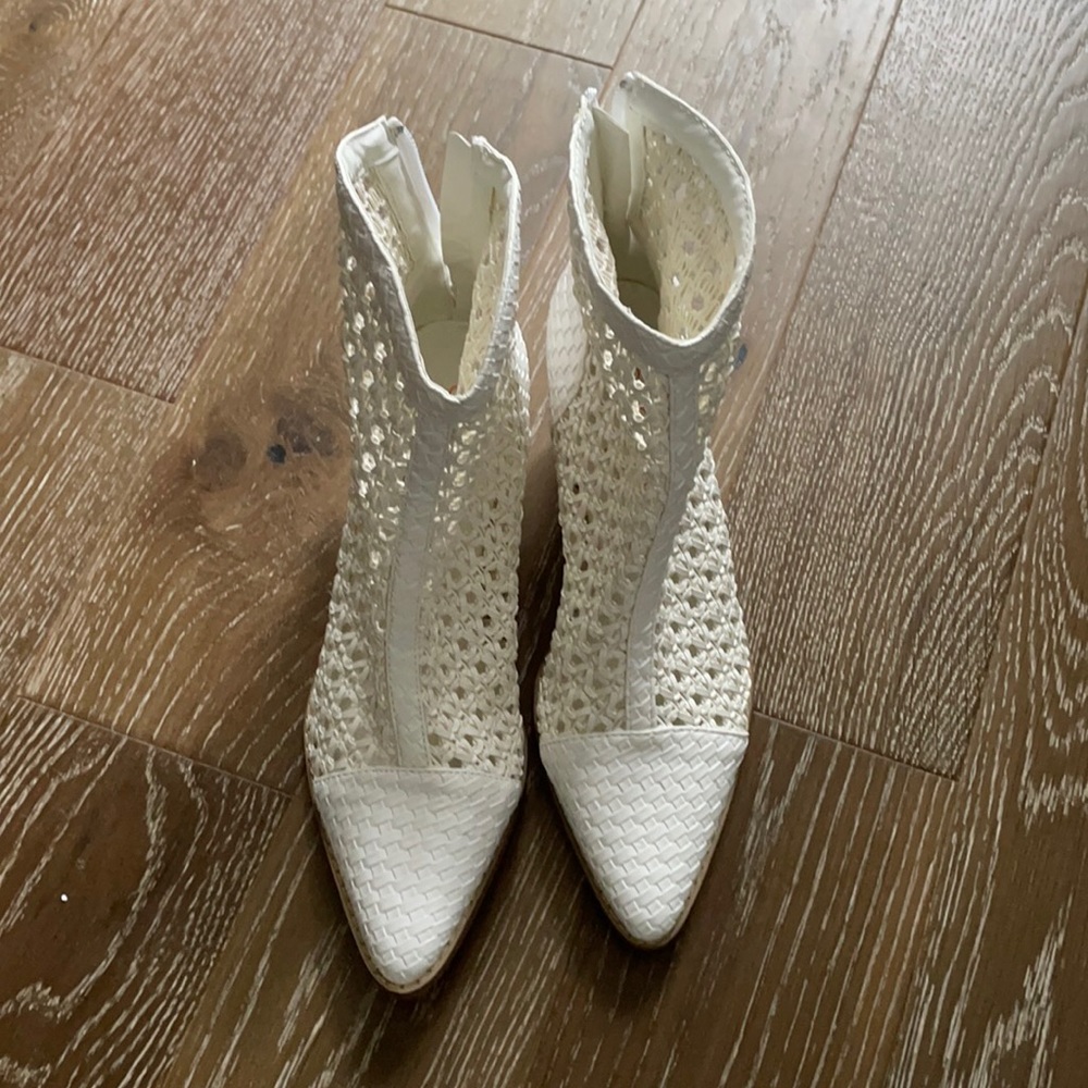 Coconuts white booties *new* sz 8